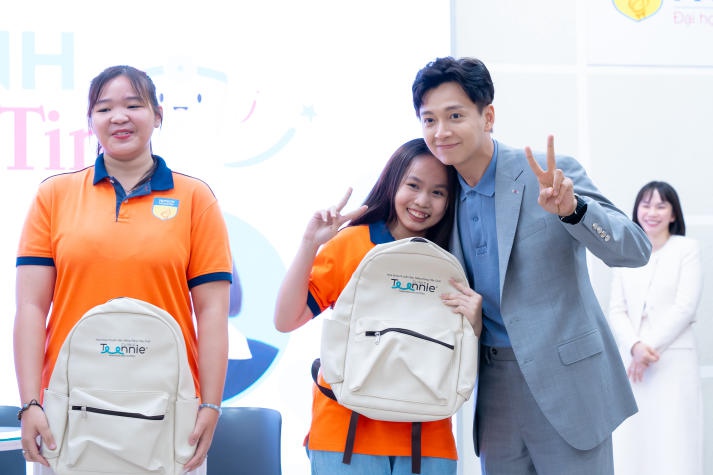 [Video] Sôi nổi buổi giao lưu cùng ca sĩ Ngô Kiến Huy và thăm khám sức khỏe răng miệng của sinh viên HUTECH 130