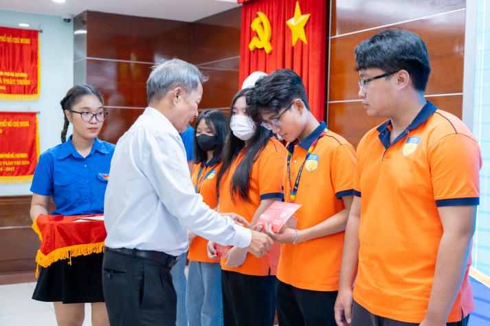 Lễ kết nạp Đoàn Thanh niên Cộng sản Hồ Chí Minh và trao giải các hội thi tại Hội Xuân HUTECH 2024 50