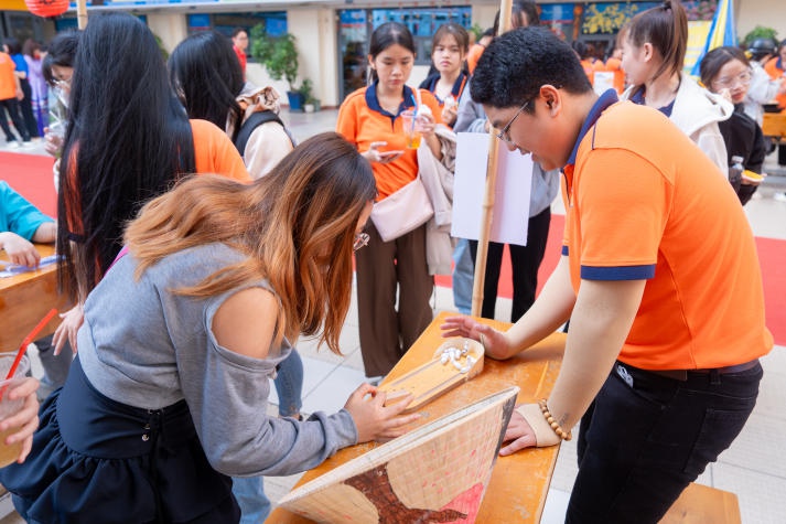 [Video] Sinh viên HUTECH hào hứng trải nghiệm Ngày hội giao lưu văn hóa Việt - Nhật 2024 243