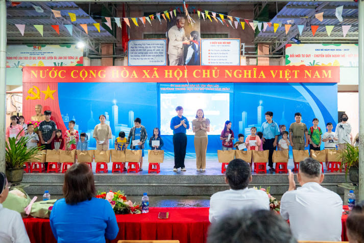 “Trăng trao yêu thương” của Khoa QTDL-NH-KS gửi 200 phần quà, thắp sáng niềm vui tuổi thơ 81