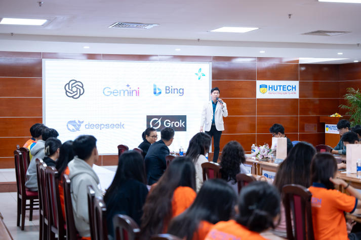 [Ảnh] Sinh viên Khoa Marketing - Kinh doanh quốc tế khám phá tiềm năng AI trong kỷ nguyên số 34