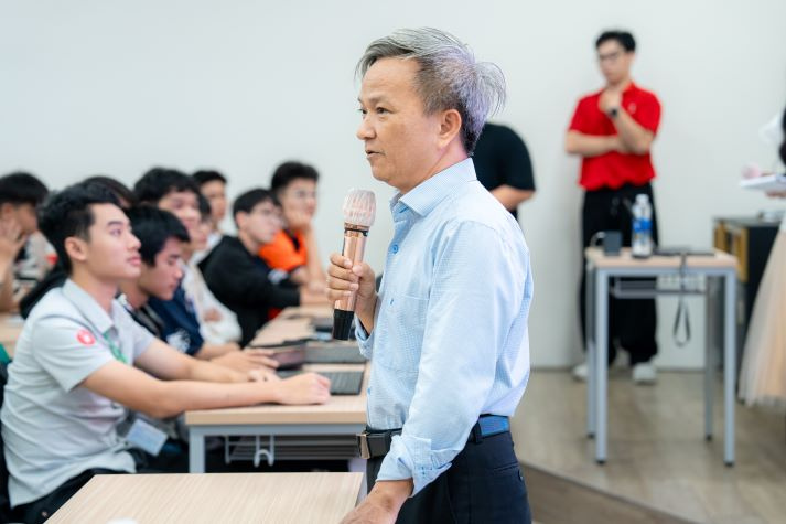 Sinh viên Khoa Công nghệ thông tin khám phá ứng dụng AI trên laptop ASUS thế hệ mới 122