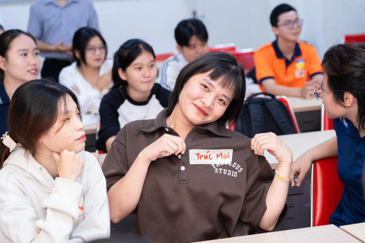 Tự tin cất tiếng nói, sinh viên HUTECH chinh phục kỹ năng thuyết trình trước đám đông 35