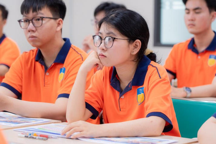 [Video] Sinh viên HUTECH học cách làm chủ tài chính từ chuyên gia trong dự án "Hanwha Life Finance Mentor" 39