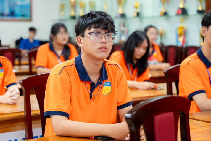 Sinh viên VJIT “lên trình” kỹ năng truyền tin và dã ngoại 36