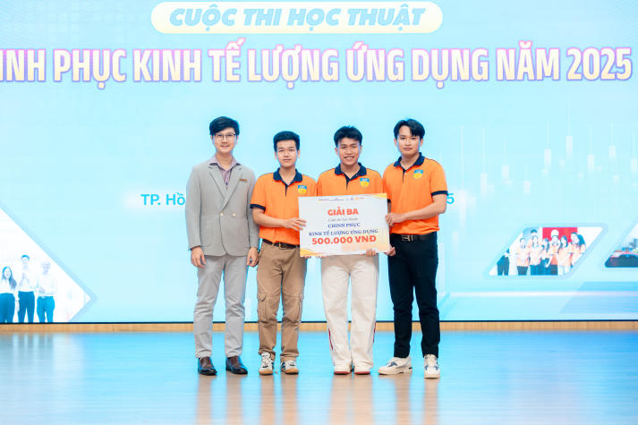 [Video] Sinh viên Khoa Quản trị kinh doanh làm chủ mô hình kinh tế lượng - Bứt phá tư duy, chinh phục tri thức 118