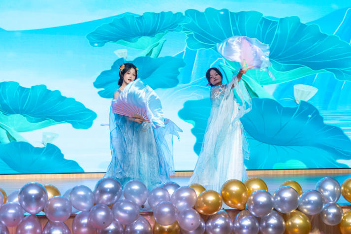 Sôi động, đa sắc màu: Tân sinh viên Khoa Trung Quốc học “cháy” hết mình tại Đêm nhạc hội chào năm học mới 35