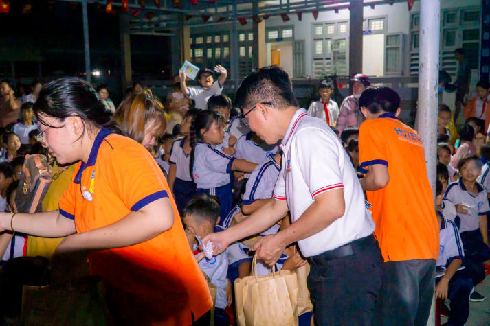 Sinh viên Khoa Marketing - Kinh doanh quốc tế mang “Ngàn điều trăng nói” đến với thiếu nhi Vĩnh Long 96