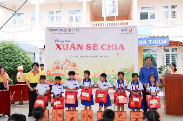 Sinh viên Quản trị kinh doanh xây cầu nối đoàn kết dân tộc, sẻ chia yêu thương tại Bạc Liêu 70