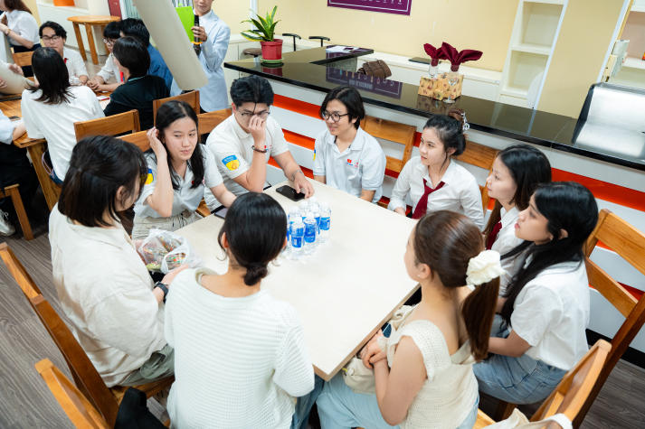 Sinh viên Đại học Kagawa trải nghiệm văn hóa và mở rộng tư duy hội nhập cùng sinh viên viên HUTECH 75