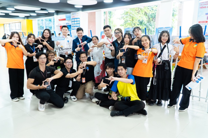 Lê Hoàng Nam - Cựu sinh viên Khoa Truyền thông & Thiết kế lên ngôi Quán quân HUTECH Photo Contest “Beloved Teacher 2024” 29