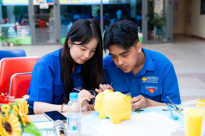 Sinh viên Khoa Tài chính - Thương mại lan tỏa tinh thần sẻ chia qua phong trào nuôi heo đất 71