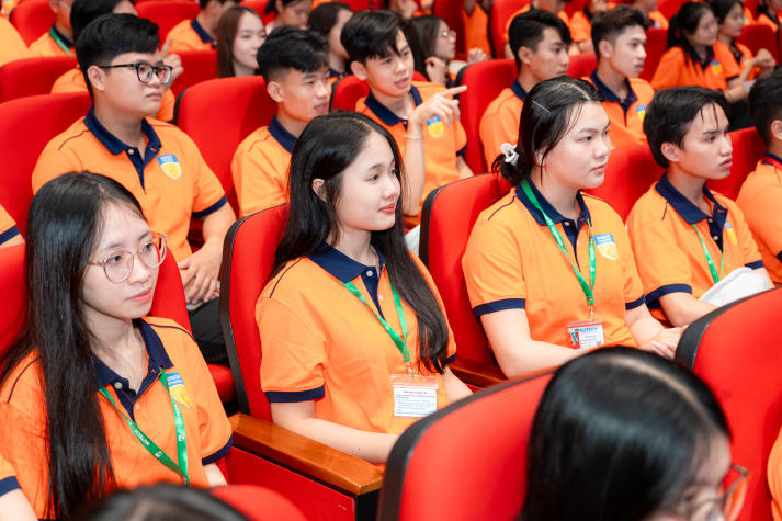 Tân sinh viên Khoa Quản trị kinh doanh “nhập cuộc” năm học mới cùng định hướng thực học - thực làm 66