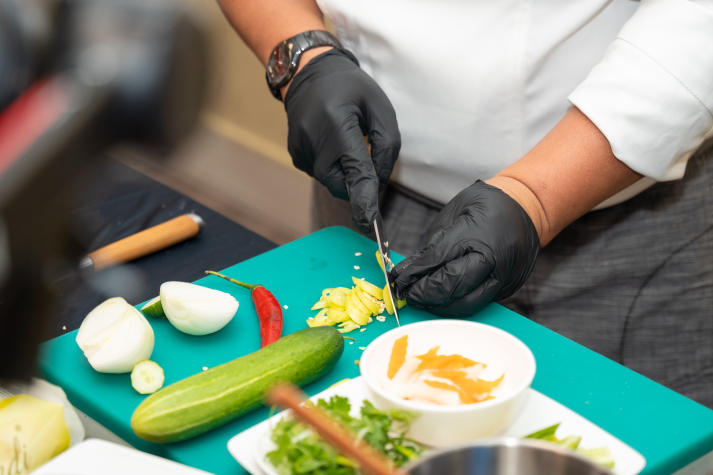 Sinh viên ngành Quản trị nhà hàng và dịch vụ ăn uống trải nghiệm làm bánh mì “signature” cùng chuyên gia 90