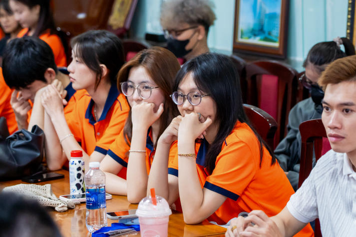 Sinh viên Khoa Quản trị kinh doanh học kỹ năng tuyển dụng cùng Công ty TNHH HR1 Vietnam Holdings trước kỳ thực tập 63