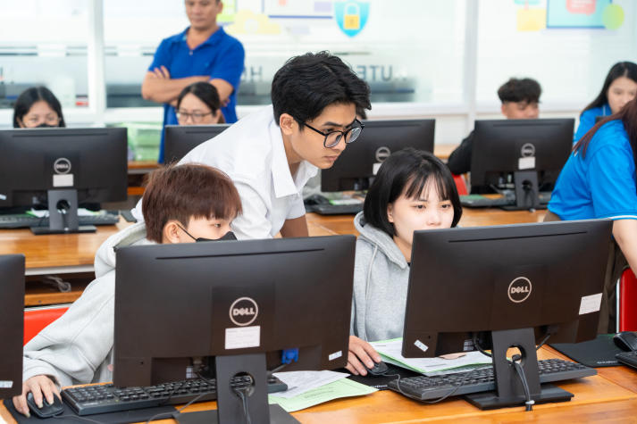 [Video] Tân sinh viên háo hức, phụ huynh hài lòng trong ngày đầu nhập học tại HUTECH 30