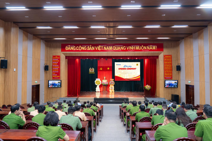 Gần 100 học viên Công an TP.HCM chính thức bước vào chương trình đại học đào tạo từ xa tại HUTECH 5