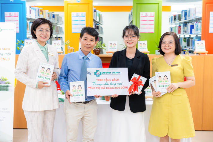 Viện Khoa học Ứng dụng tiếp nhận bộ sách chuyên sâu về chăm sóc da từ Doctor Acnes 23