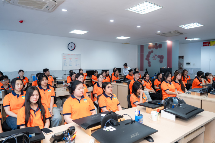 Sinh viên Khoa Tài chính - Thương mại tìm hiểu nghề kế toán và cơ hội thực tập tại Tim Sen 20