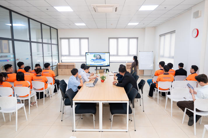 Sinh viên ngành Quản lý tài nguyên và môi trường trải nghiệm thực tế mô hình kiến trúc - xây dựng - môi trường tại BCONS 49