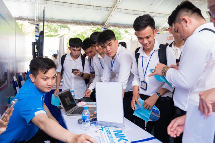 "Cơn mưa” việc làm cho sinh viên Kỹ thuật - Công nghệ tại HUTECH TECHSHOW 2024 vào 17/8 tới 43