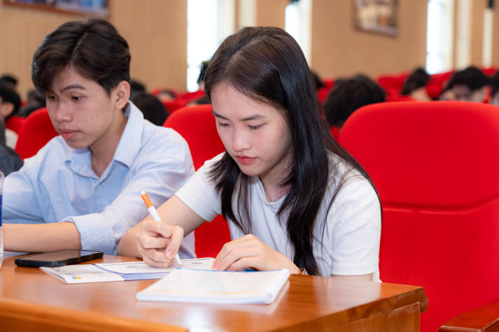 HUTECH chào đón gần 500 học sinh khám phá không gian học tập hiện đại và cơ hội học bổng hấp dẫn 90