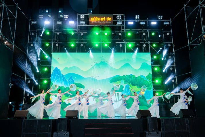 Sinh viên HUTECH thắp sáng niềm tự hào Việt qua chuỗi đồ án nghệ thuật hoành tráng 170