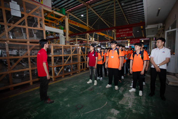 Sinh viên Viện Kỹ thuật tìm hiểu quy trình sản xuất ô tô tại Vĩnh Phát Motor 38