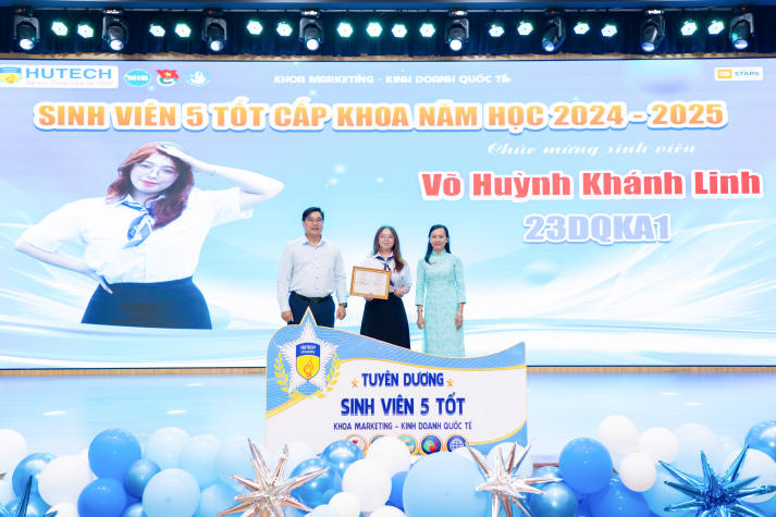 Nhiều kỳ vọng từ Hội nghị tổng kết và phát động phong trào sinh viên năm học 2025-2026 của Khoa Marketing - Kinh doanh quốc tế 58
