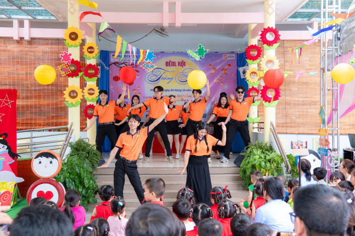 Một mùa Trăng trọn vẹn: Sinh viên Khoa Tài chính - Thương mại HUTECH đem niềm vui đến trẻ em Vĩnh Long 115