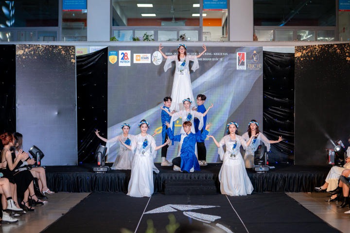 Sinh viên khoa Du lịch - Nhà hàng - Khách sạn tổ chức đêm diễn thời trang “Lụa Fashion  Show, Ngàn năm Lụa Việt” 53