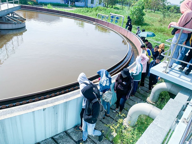 Sinh viên Kỹ thuật môi trường tham quan hệ thống vận hành xử lý tại các nhà máy nước 19
