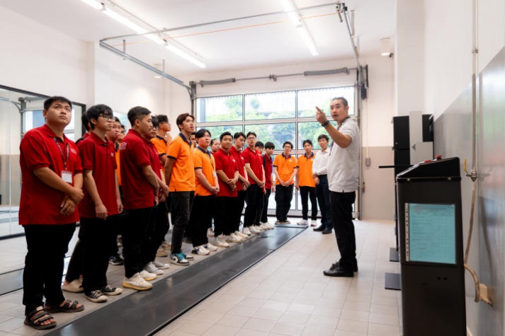 [Video] Giờ học giá trị của sinh viên ngành Công nghệ kỹ thuật ô tô, Công nghệ ô tô điện HUTECH tại showroom Audi lớn nhất Việt Nam 70