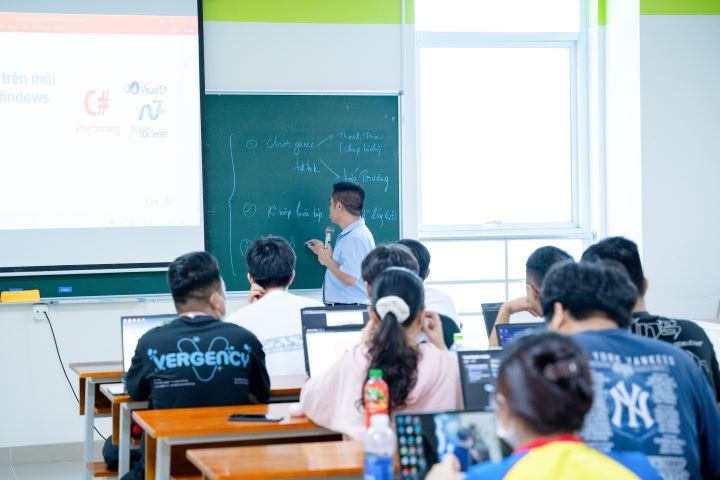 [Video] HUTECH-ers chính thức trở lại trường khởi động năm học mới 2023-2024 63