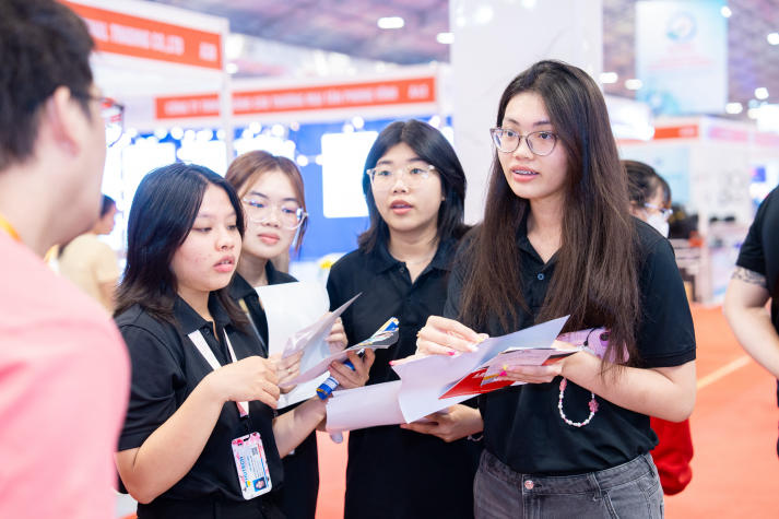 Sinh viên ngành Quản trị sự kiện cập nhật xu hướng sáng tạo tại Tuần lễ Quảng cáo và Giải trí 43