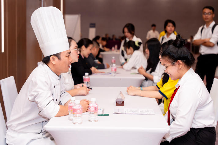 [Video] Phỏng vấn "thực chiến" tại Holiday Inn & Suites Saigon Airport, sinh viên Quản trị khách sạn nắm bắt cơ hội nghề nghiệp hấp dẫn 71