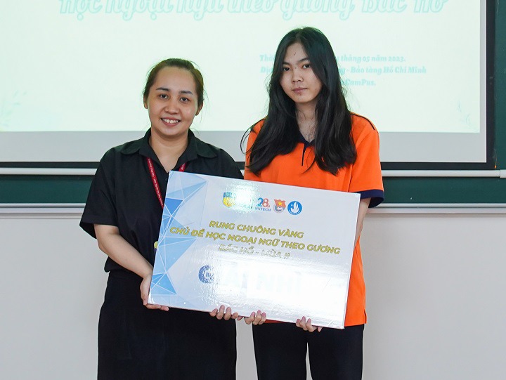 Sinh viên Khoa Trung Quốc học học ngoại ngữ theo gương Bác Hồ qua cuộc thi Rung chuông vàng 74