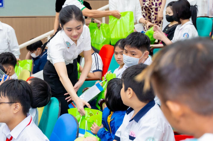 Khoa Tài chính - Thương mại trao tặng nhiều phần quà ý nghĩa nhân dịp Tết Trung thu cho các em thiếu nhi Quận 11 64