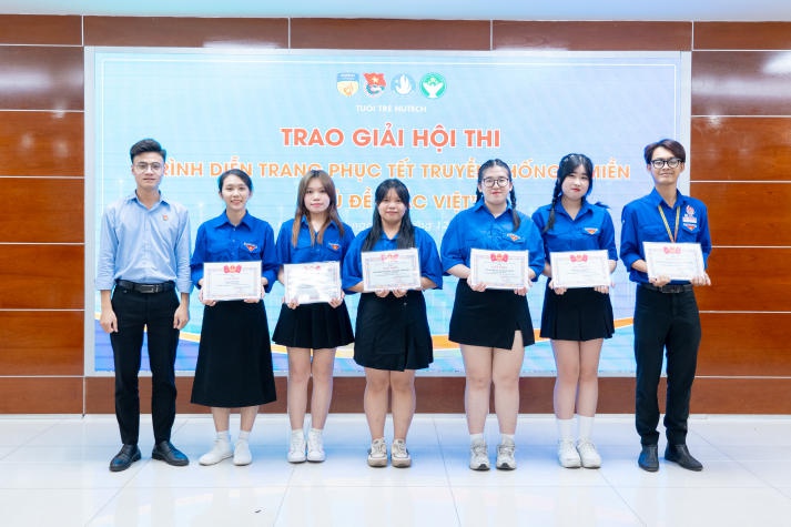 Lễ kết nạp Đoàn Thanh niên Cộng sản Hồ Chí Minh và trao giải các hội thi tại Hội Xuân HUTECH 2024 80