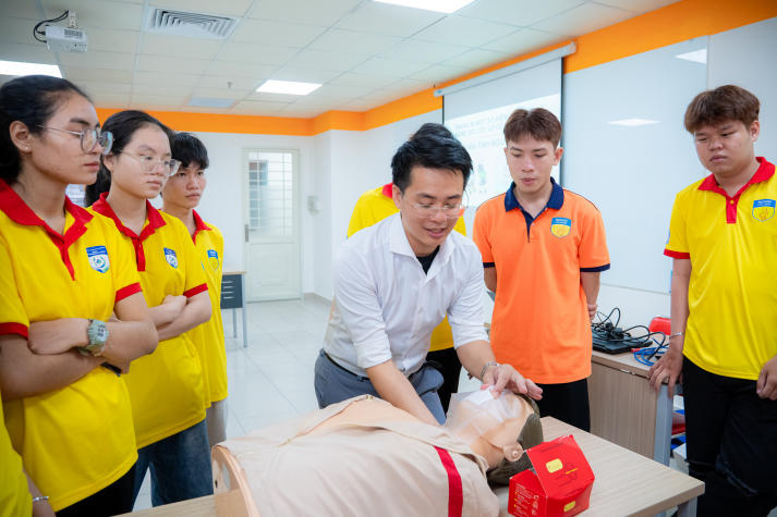 Sinh viên Khoa Điều dưỡng - Kỹ thuật y học và dấu ấn Xuân tình nguyện gắn với chăm sóc sức khỏe cộng đồng 63