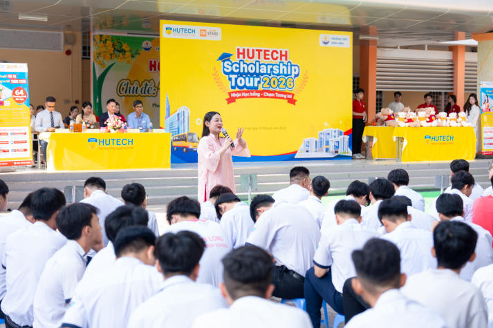 [Video] HUTECH Scholarship Tour 2026 mang mưa học bổng đến THPT Vĩnh Long 47