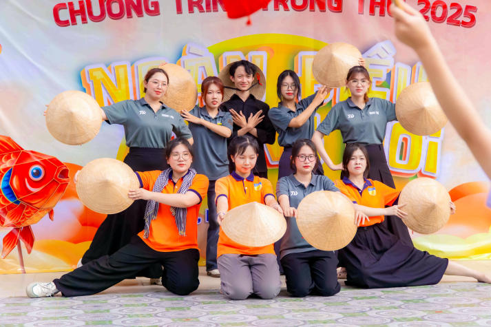 Sinh viên Khoa Marketing - Kinh doanh quốc tế mang “Ngàn điều trăng nói” đến với thiếu nhi Vĩnh Long 31