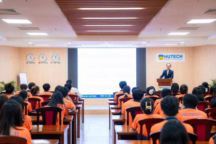 Sinh viên HUTECH soi mình và rèn kỹ năng qua “Mirror Mirror – Hình ảnh bạn phản chiếu” 55