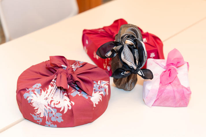 Khoa Nhật Bản học phối hợp cùng Tổng Lãnh sự quán Nhật Bản lan tỏa văn hóa Furoshiki đến sinh viên 66