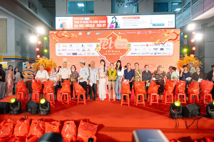 HUTECH chung tay lan tỏa yêu thương tại chương trình “Tết hạnh phúc - Mùa 4” 54