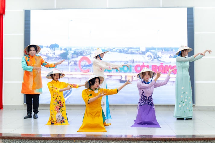 [Video] Sinh viên Khoa Nhật Bản học HUTECH thưởng thức nghệ thuật múa truyền thống Jang Gara 90