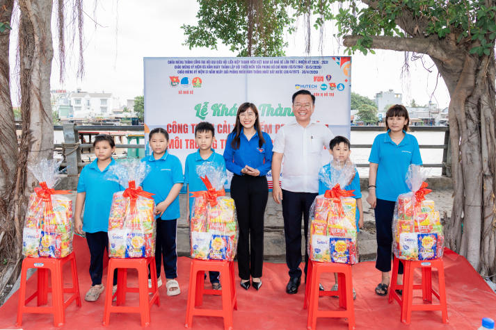 Sinh viên Khoa Marketing - Kinh doanh quốc tế góp sức “thay áo mới” cho khu vực ô nhiễm, tạo sân chơi an toàn cho trẻ em 72