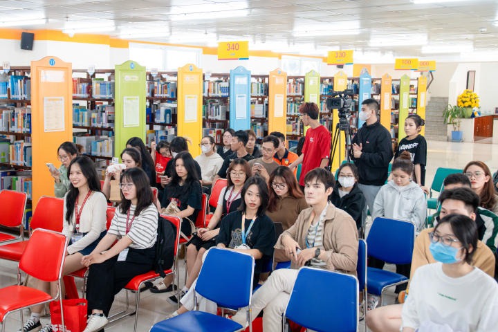 Sinh viên HUTECH đắm mình tại triển lãm sách và talkshow “Tuổi trẻ dùng để làm gì?” cùng diễn giả Huỳnh Chí Viễn 88