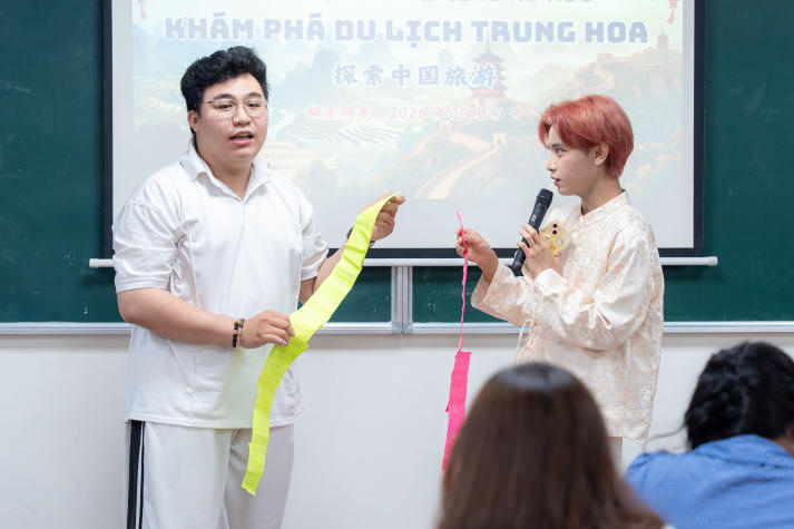 Hóa thân thành hướng dẫn viên du lịch, sinh viên Trung Quốc học rèn tiếng Trung chuyên ngành 44