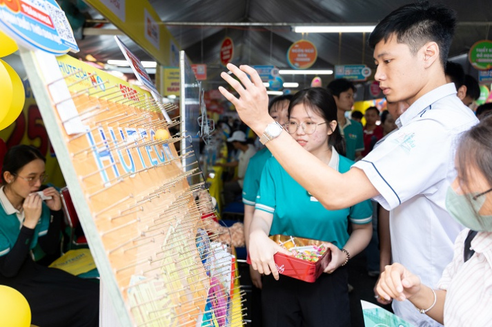 [Video] Đông đảo thí sinh đăng ký Học bổng HUTECH tại Ngày hội tư vấn tuyển sinh - hướng nghiệp 2025 38
